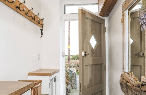 Llanfaelog Cabaña | BRYNGWYN - NR RHOSNEIGR, pet friendly, with a garden in Llanfaelog
