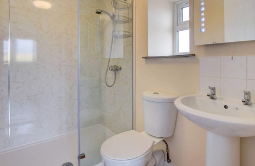 Aberystwyth Casa | Recién reconvertido, pero conserva su carácter con vigas y paredes de piedra, esta decoración de buen gusto