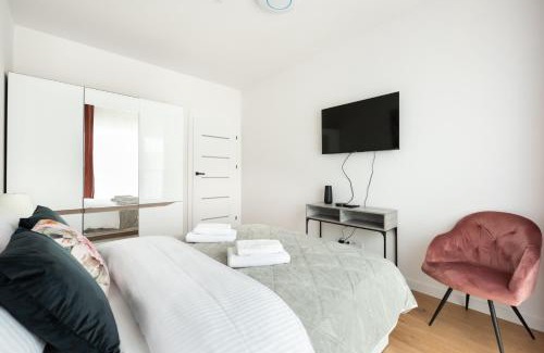 Bialoleka Apartamento | Brzeziny Deluxe Apartment by BookingHost