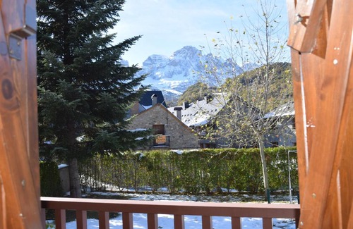 El Pueyo de Jaca Apartamento | Bubal - con piscina y vistas a los Pirineos