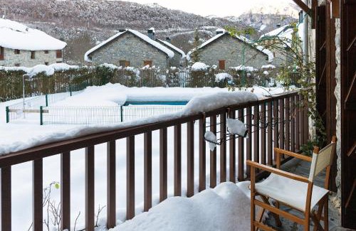 El Pueyo de Jaca Apartamento | Bubal - con piscina y vistas a los Pirineos