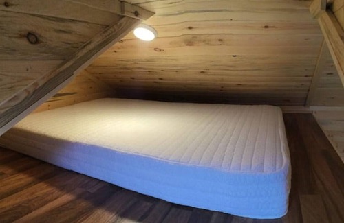 Frank Cabina | Buck Hill Tiny Home Cabin #2 Mountain & Pond Views