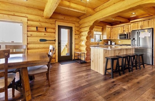 Island Park Cabina | Bucket List Adventure Lodge. Newly built! Grill, Fire pit, Parking