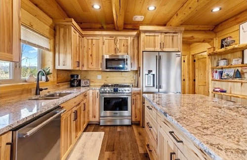 Island Park Cabina | Bucket List Adventure Lodge. Newly built! Grill, Fire pit, Parking