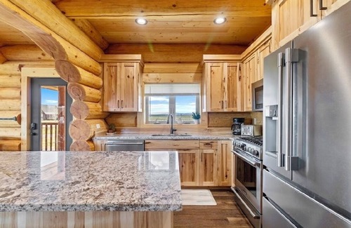 Island Park Cabina | Bucket List Adventure Lodge. Newly built! Grill, Fire pit, Parking