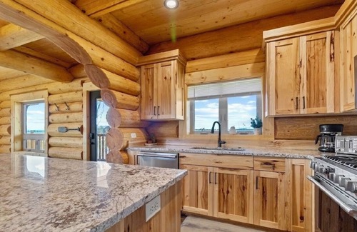 Island Park Cabina | Bucket List Adventure Lodge. Newly built! Grill, Fire pit, Parking