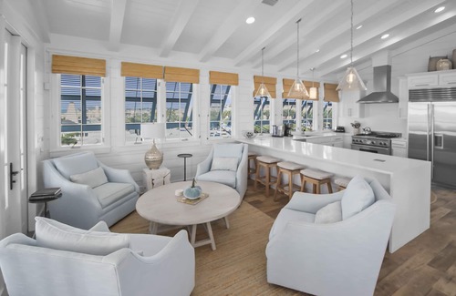 Seaside Casa | ** HOGAR FRENTE AL HOGAR ** Ubicado en Seaside Proper, a pasos de la playa y centros urbanos, ¡Capacidad para 10 personas!