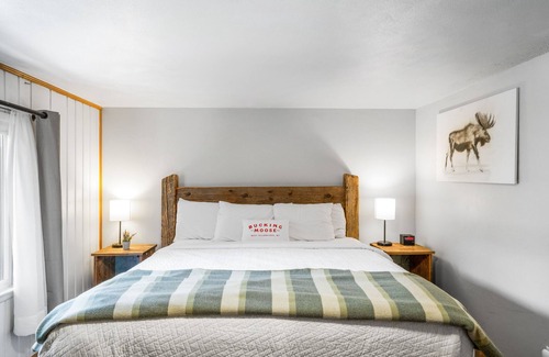 West Yellowstone Hotel | Bucking Moose Rabbit Room (#8)