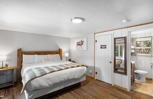 West Yellowstone Hotel | Bucking Moose Rabbit Room (#8)