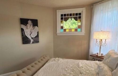 Langhorne Apartamento | Bucks County Glamorous Marilyn Monroe Suite