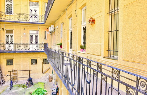 Budavar Apartamento | Buda Garden Retreat. Modern Comfort and Tranquility by the Historic Sites.