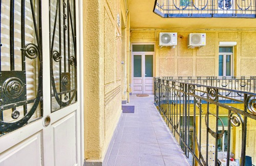 Budavar Apartamento | Buda Garden Retreat. Modern Comfort and Tranquility by the Historic Sites.