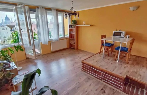 Budapest City Centre Apartamento | Buda Super Panorama view to the Parliament, 5 min from the metro, tram or bus