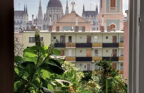 Budapest City Centre Apartamento | Buda Super Panorama view to the Parliament, 5 min from the metro, tram or bus