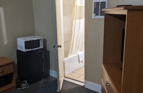 Hendersonville Hotel | Budget Daily/Weekly rentals at Rainbow Motel located in Hendersonville, NC.
