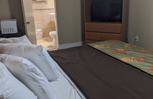 Hendersonville Hotel | Budget Daily/Weekly rentals at Rainbow Motel located in Hendersonville, NC.