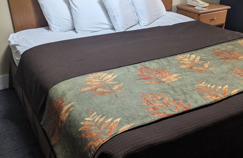 Hendersonville Hotel | Budget Daily/Weekly rentals at Rainbow Motel located in Hendersonville, NC.