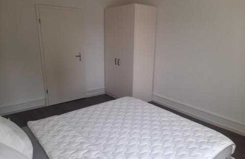 Wohlen Cama Y Desayuno | Budget Double Bedroom - Wohlen AG Central
