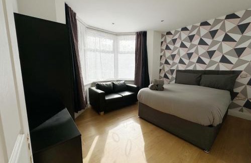 North Acton Casa | Budget Double Room in Acton, Near Central London & Heathrow