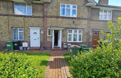 College Park and Old Oak Casa | Budget Double Room in Hammersmith
