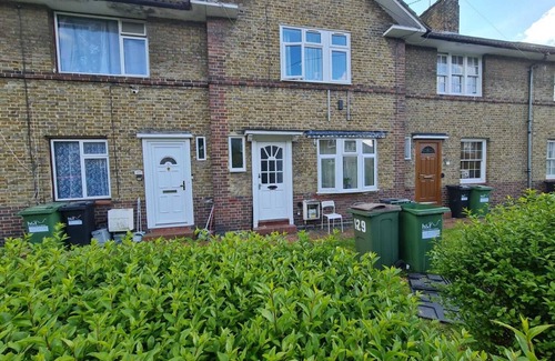 College Park and Old Oak Casa | Budget Double Room in Hammersmith