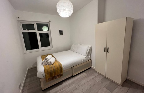 College Park and Old Oak Casa | Budget Double Room in Hammersmith