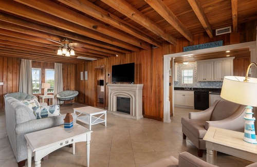 Kill Devil Hills Apartamento | Budget & Pup-Friendly Oceanside! Classic OBX Style w/ Shiplap, Walk-In Showers!