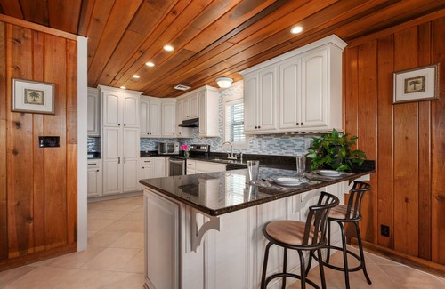 Kill Devil Hills Apartamento | Budget & Pup-Friendly Oceanside! Classic OBX Style w/ Shiplap, Walk-In Showers!