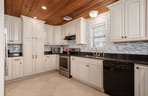 Kill Devil Hills Apartamento | Budget & Pup-Friendly Oceanside! Classic OBX Style w/ Shiplap, Walk-In Showers!