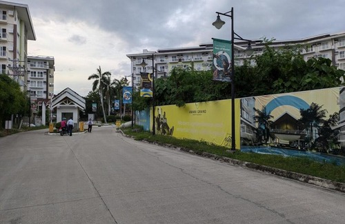 Mactan Export Processing Zone Apartamento | Budget Resort Stay Cebu Airport with Netflix, pool, gym and helpful host