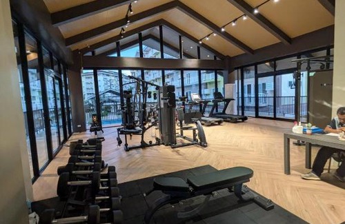 Mactan Export Processing Zone Apartamento | Budget Resort Stay Cebu Airport with Netflix, pool, gym and helpful host