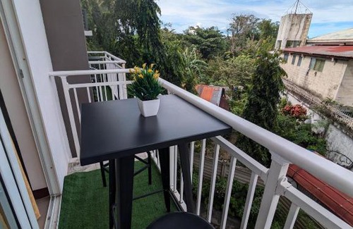 Mactan Export Processing Zone Apartamento | Budget Resort Stay Cebu Airport with Netflix, pool, gym and helpful host