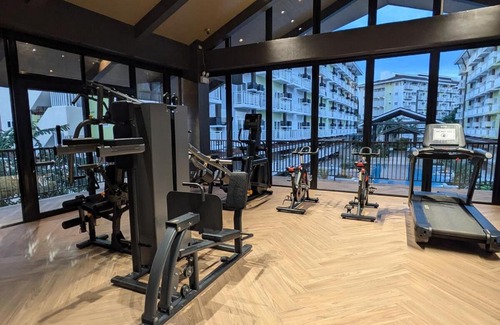 Mactan Export Processing Zone Apartamento | Budget Resort Stay Cebu Airport with Netflix, pool, gym and helpful host