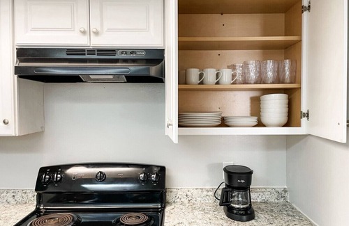 Central City Apartamento | Budget Stay - Minutes to Dining, Beach & Downtown