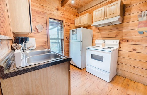 Townsend Cabina | Budro's Bungalow (2-Bedroom Cabin) with Mountain view - Pets Allowed by RedAwning