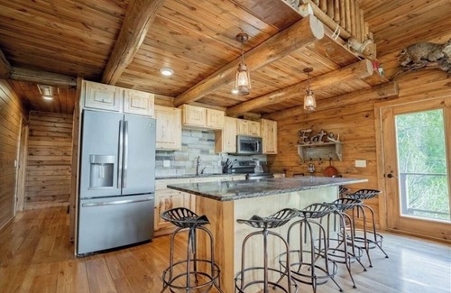Alma Cabina | Buffalo County Log Cabin w Guesthouse and pool