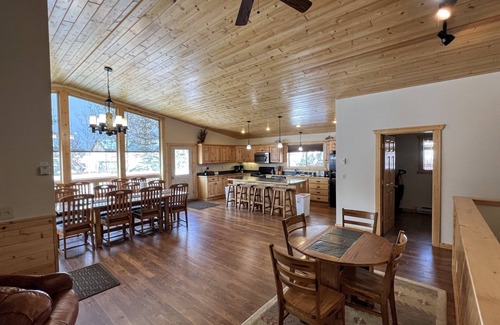 West Yellowstone Casa | Amplia casa para 18 en la ciudad, gran terraza con barbacoa, a pie de tiendas, a 6 cuadras de YNP