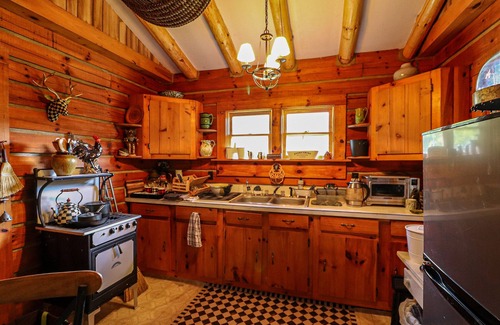 Floyd Cabina | Buffalo Hollow Preserve & Cabin in the Blue Ridge Mountains Pet Friendly