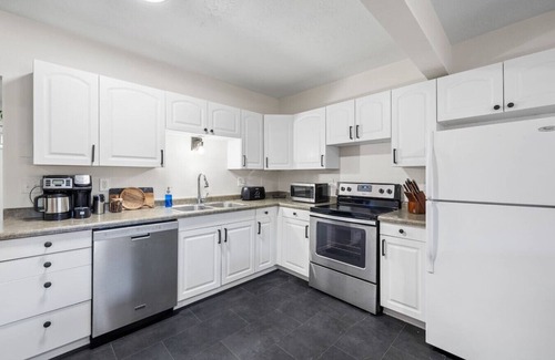 Custer Casa | Buffalo Ridge | Hot Tub + Walk to Downtown