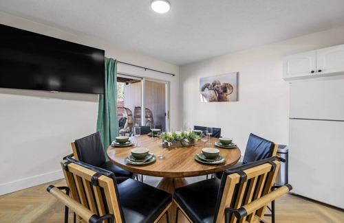 Custer Casa | Buffalo Roam | Hot Tub + Nature in Town