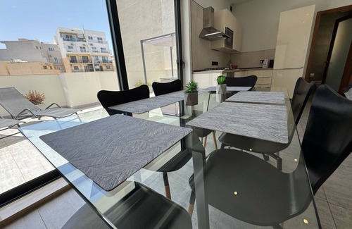 Qawra Apartamento | Bugibba Luxe Pool Penthouse