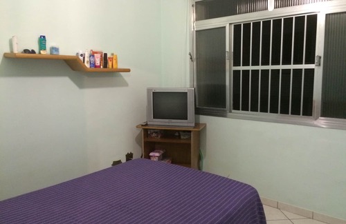 Gonzaga Apartamento | Building in front of Praia do Gonzaga in Santos, between channels 2 and 3.