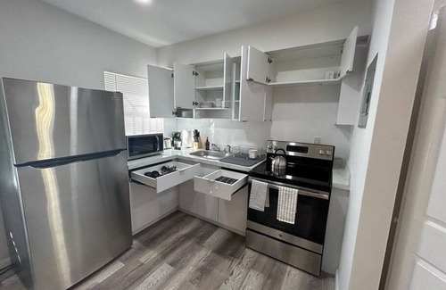 Coral Way Complejo | Building next to CocoWalk & Brickell
