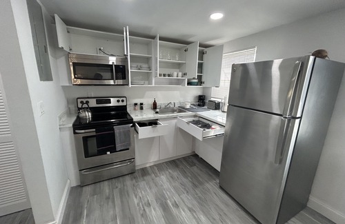 Coral Way Complejo | Building next to CocoWalk & Brickell