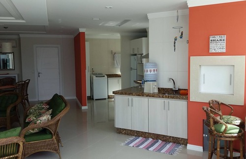 Bombas Apartamento | La construcción a orillas del mar, de alto estándar. Complete. Capacidad para 8 personas. 3 coches. Piscina