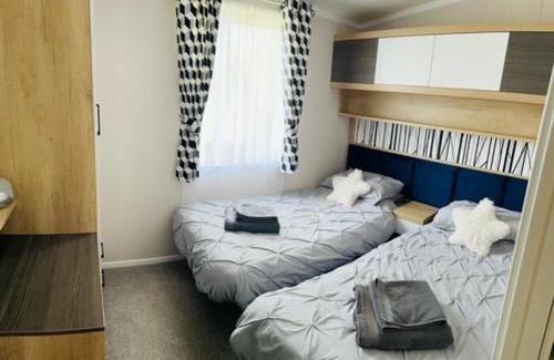 Tattershall Complejo | Bull Rush Retreats luxury hot tub lodge at Tattershall Lakes