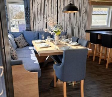Tattershall Complejo | Bull Rush Retreats luxury hot tub lodge at Tattershall Lakes