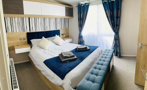 Tattershall Complejo | Bull Rush Retreats luxury hot tub lodge at Tattershall Lakes