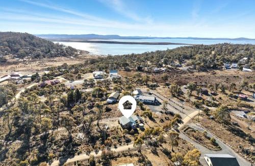 Miena Casa | Bull Tavern Cabin Cozy Lakeside Escape in Miena Tasmania