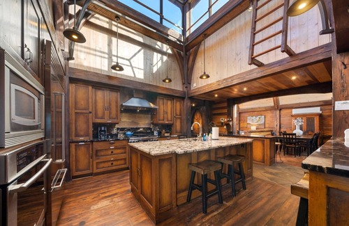 Cheshire Casa | Bullhead Mountain Lodge | Luxurious Black Mountain Home with Pool, Game room, and More!